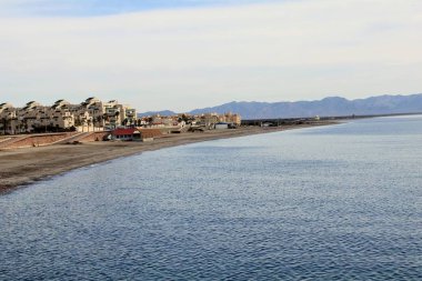 İspanya kıyısında Bina ve dağ arka plan ile kumsalda