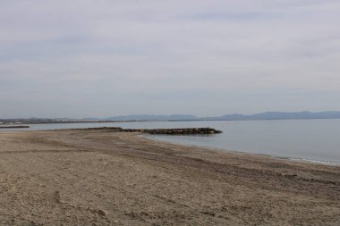 İspanya kıyısında Bina ve dağ arka plan ile kumsalda