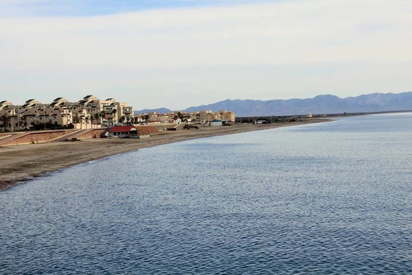 İspanya kıyısında Bina ve dağ arka plan ile kumsalda