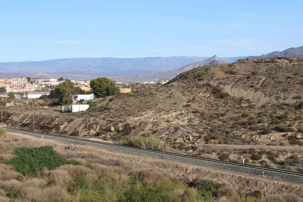 Ferrocarril Que Pasa Por Ciudad España Rodeado Montañas Rocosas — Foto de Stock