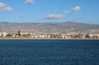 Deniz feneri Liman çıkış ve arka planda dağlar ile sabitlemek