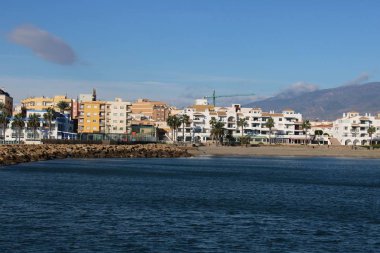 Deniz feneri Liman çıkış ve arka planda dağlar ile sabitlemek