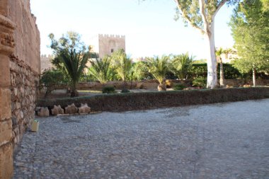 Merdiven ve bahçeler içinde antik kale