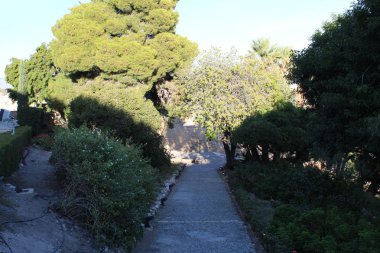 Merdiven ve bahçeler içinde antik kale