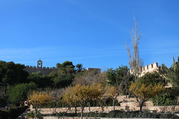 在西班牙的一座城市的顶部与古老的城堡的山 — 图库照片