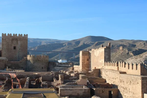 Colline Avec Ancien Château Sur Dessus Dans Une Ville Espagne — Photo