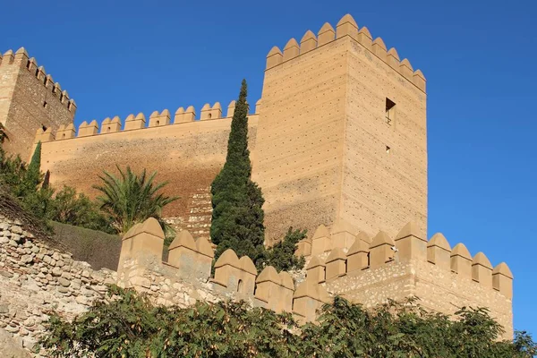 Λόφο Αρχαίο Κάστρο Στην Κορυφή Μια Πόλη Της Ισπανίας — Φωτογραφία Αρχείου