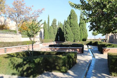 Merdiven ve bahçeler içinde antik kale