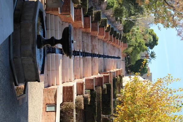 Merdiven ve bahçeler içinde antik kale