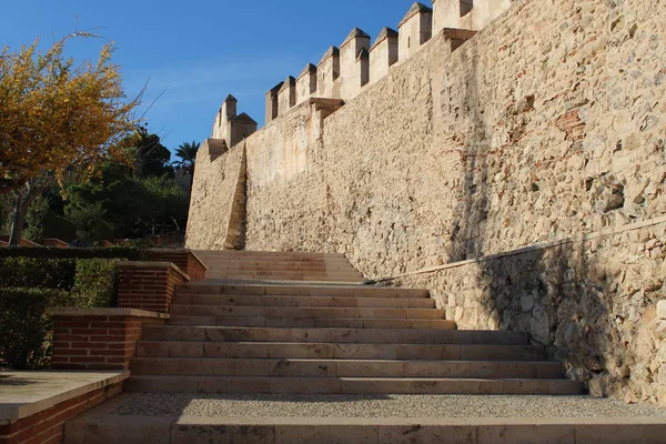 Merdiven ve bahçeler içinde antik kale