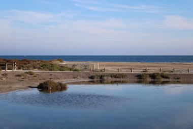 Plaj ve deniz alanı yürümeyi ahşap yolları ile güzel görünümü