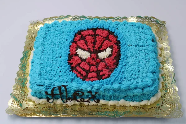 Pasta için krema ve çizim spider man ile Doğum günü