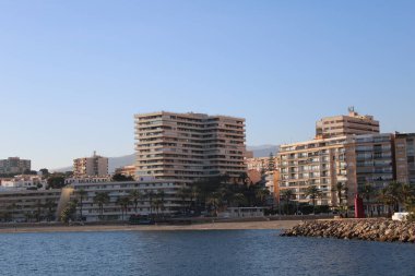 Palmiye ağaçları ve sahil üzerinde binalar ile promenade denizden görüntülemek