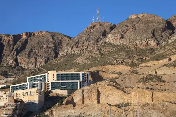 Vista Inferior Del Edificio Construido Pie Montaña Rocosa — Foto de Stock