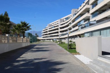 İnşaat yeni modern binalar arasında taş yol