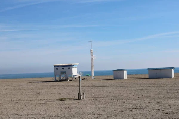 Cankurtaran Kabin Duş Için Ayak Değiştirmek Için Booth Ile Sahilde — Stok fotoğraf