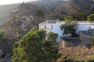 Rahatlamak için teras görünümü rocky Dağları ile çevrili