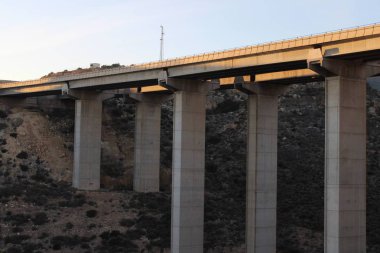 Üzerinden aşağıda dağlar arasında askıya otoyolu göster