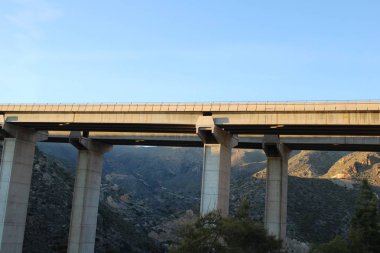 Üzerinden aşağıda dağlar arasında askıya otoyolu göster