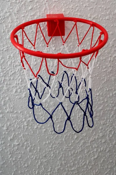 Panier Basket Ball Avec Filet Coloré Sur Fond Blanc — Photo