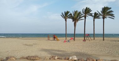 Sahilde gazebo ve dağ Almeria eyaletinin arka planda ahşap yolu