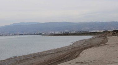 Sahilde gazebo ve dağ Almeria eyaletinin arka planda ahşap yolu