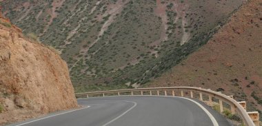 Göl martılar tam ile arka planda Almeria, İspanya ilinin dağları