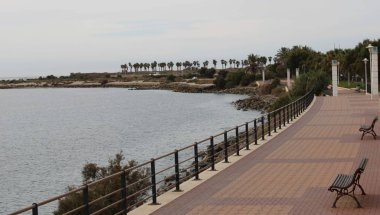 Sahilde gazebo ve dağ Almeria eyaletinin arka planda ahşap yolu