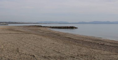 İspanya kıyısında Bina ve dağ arka plan ile kumsalda