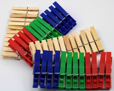 Kuru giysiler için plastik ve ahşap clothespins dönüştürün