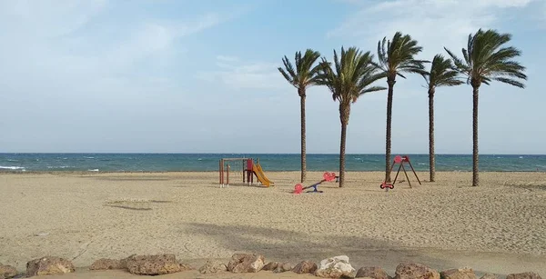 Sahilde gazebo ve dağ Almeria eyaletinin arka planda ahşap yolu