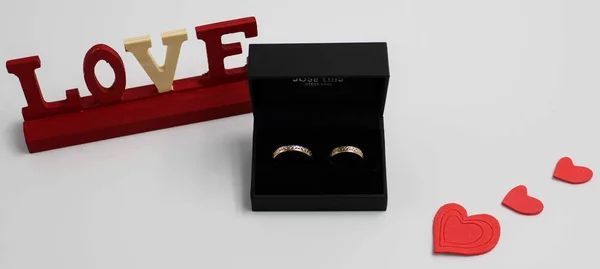 Kara kutu ve kırmızı harts altın alyans