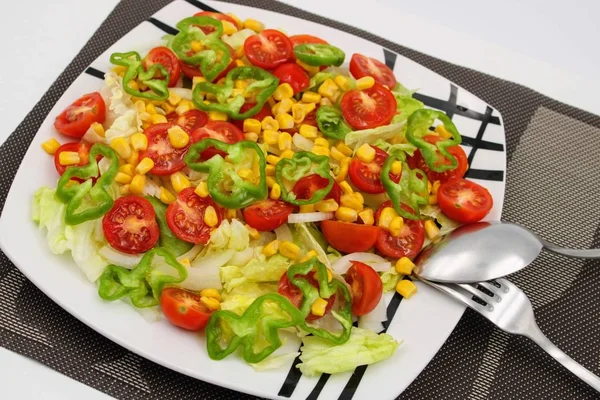 Teller Mit Verschiedenen Salaten Und Kirschtomaten — Stockfoto