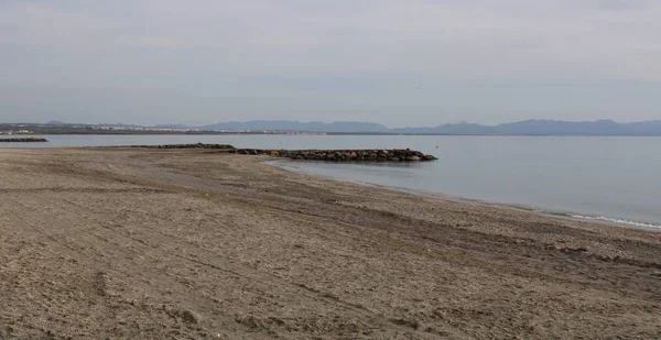 Пляж Побережье Испании Строительным Горным Фоном — стоковое фото