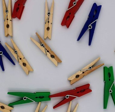 Kuru giysiler için plastik ve ahşap clothespins dönüştürün