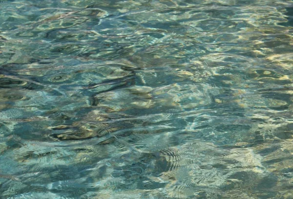 Потік Кристально Чистої Води Бризкає Фонтані — стокове фото