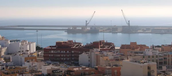 Arka plan ve bulutlu gökyüzü, Almeria eyaletinin Dağı ufukta Köyü