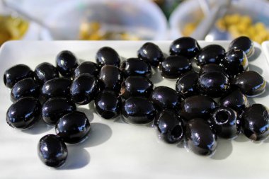Siyah zeytin ile küçük beyaz tabak