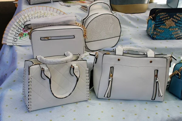 Farklı tasarım beyaz deri çantalar.