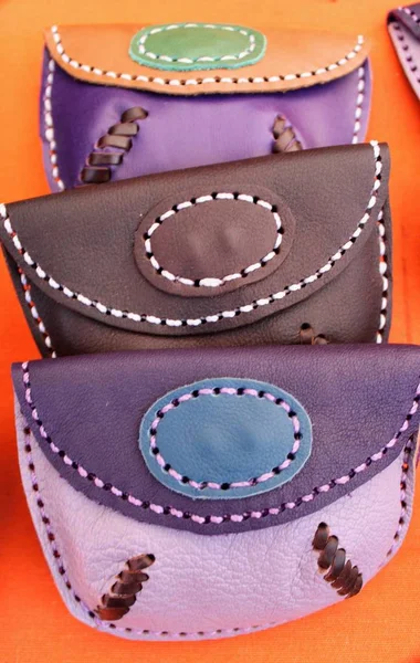 El yapımı deri çantalar