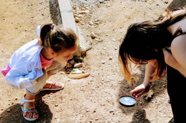 Ablası küçük kız kardeş öğretim