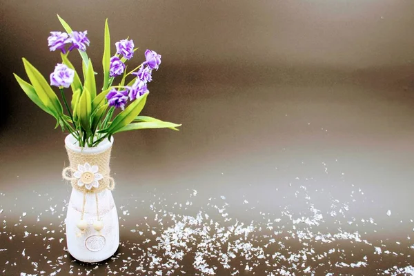 Глиняна ваза з фіолетовими квітами — стокове фото