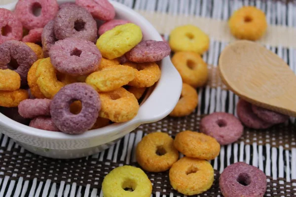 Renkli yuvarlak tahıllar ile Kase