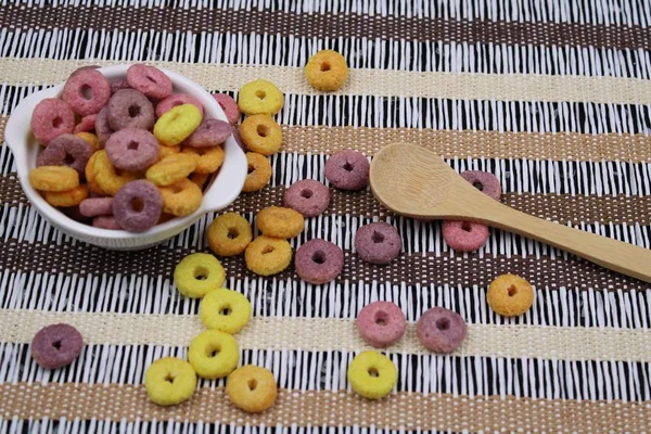 Ciotola con cereali tondi colorati — Foto Stock