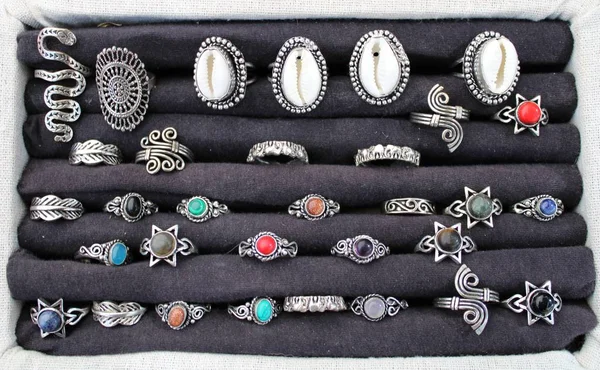 Yarı değerli taşlı gümüş yüzükler