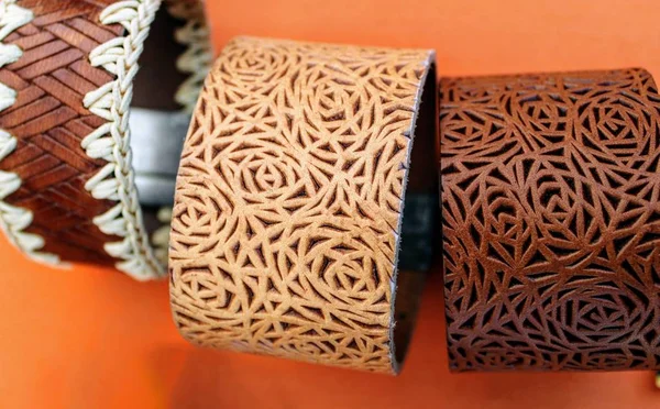 Örgülü veya oyma kahverengi deri