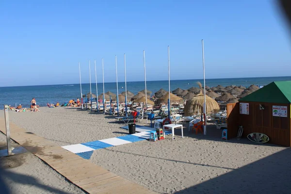 Hely szabadidő és turizmus a strandon Spanyolországban — Stock Fotó