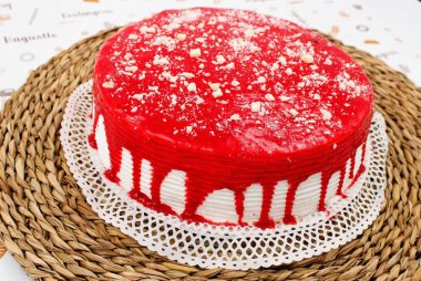 Çilek şurubu ile Kremalı kek