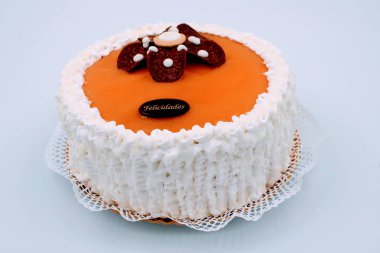 Krema sarısı ve çikolata cipsi ile Kek