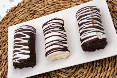 Çikolata kremaile Çingene kol kek